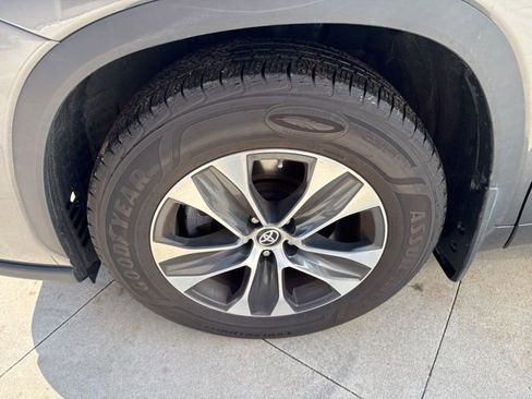 Used 2023 Toyota Highlander XLE image 11