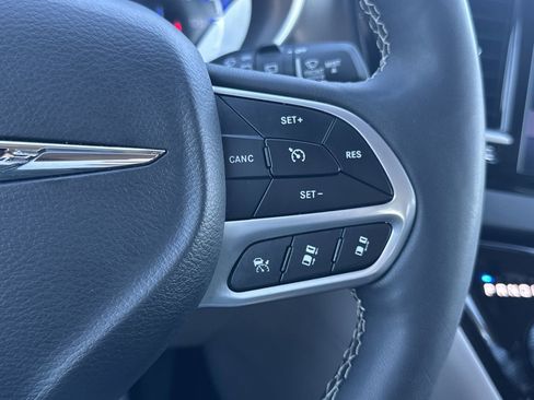 Used 2024 Chrysler Pacifica Touring-L image 9