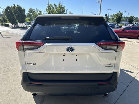Used 2022 Toyota RAV4 LE AWD/4WD image 8