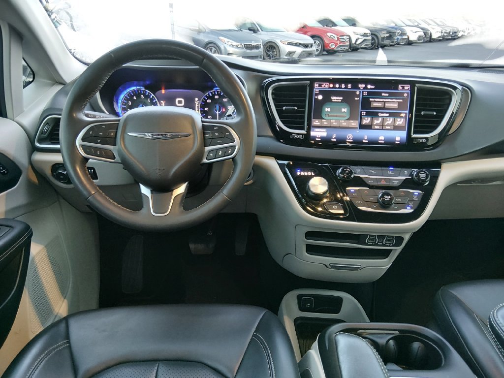 Used 2023 Chrysler Pacifica Touring-L FWD image 11