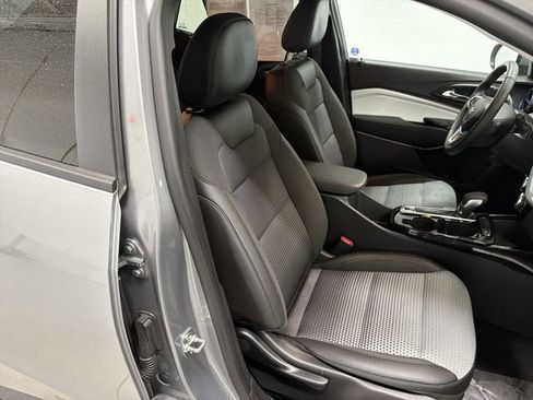 Certified 2025 Chevrolet Trax LT w/ LT Convenience Package image 18