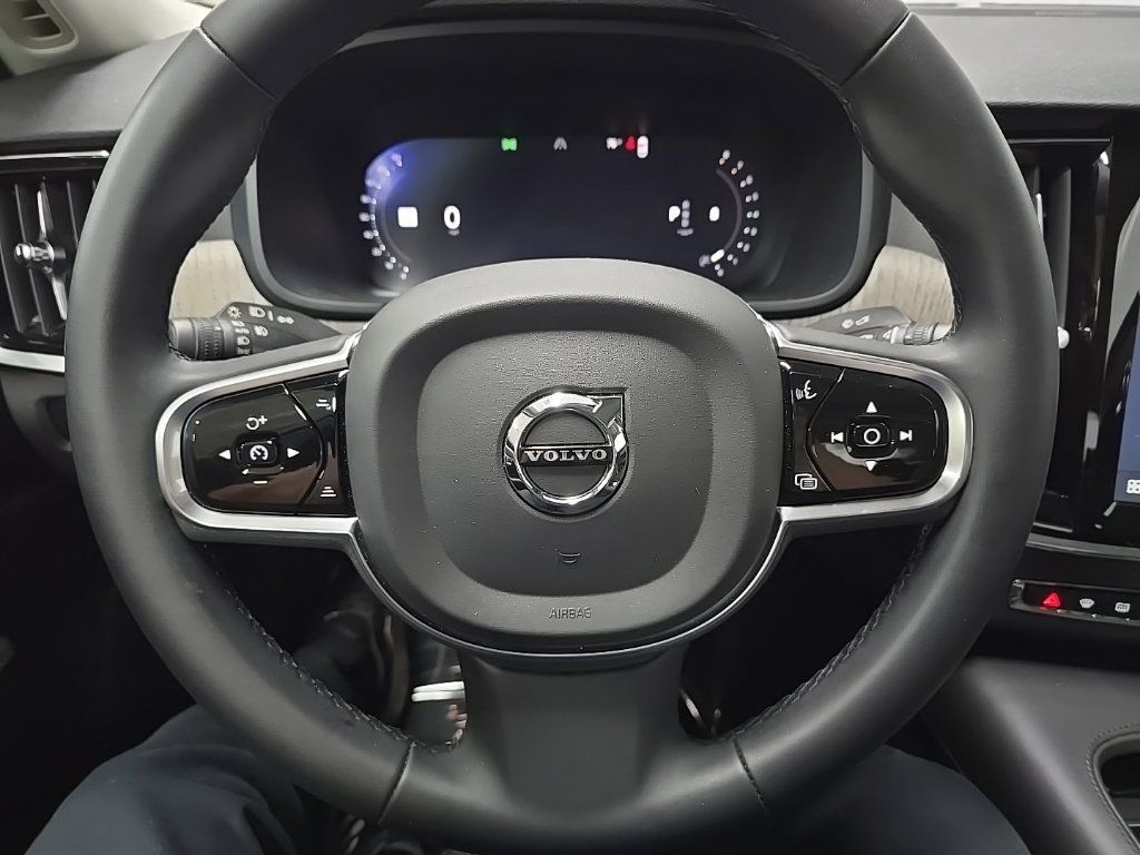 Used 2025 Volvo S90 B6 Plus AWD/4WD image 19