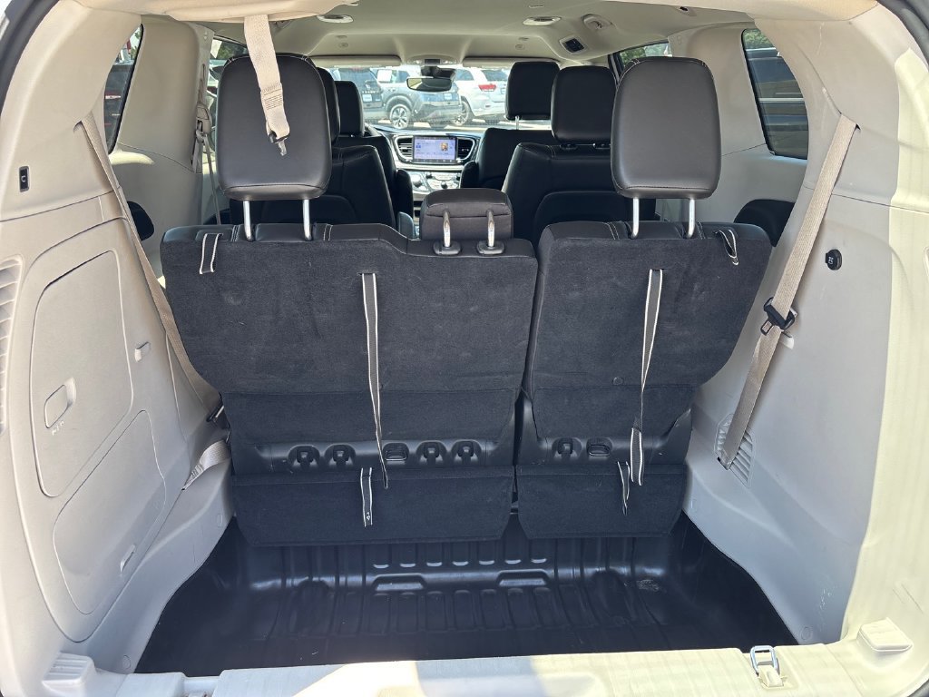 Used 2023 Chrysler Pacifica Touring-L FWD image 20
