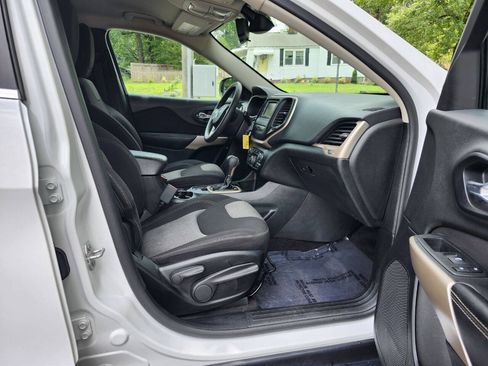 Used 2018 Jeep Cherokee Latitude w/ Mobile Office Group FWD image 7