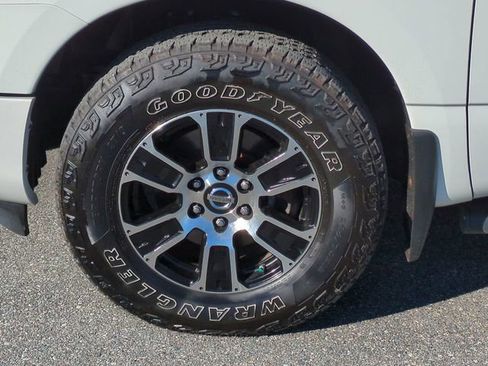 Used 2021 Nissan Titan SV w/ SV Convenience Package image 11