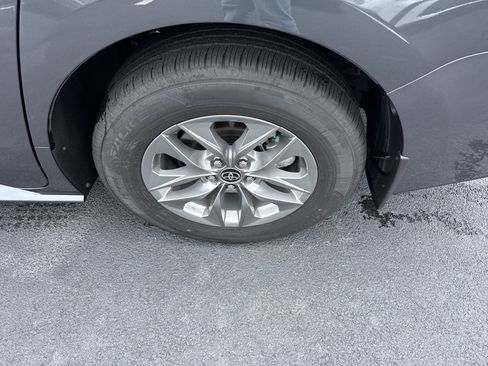 Used 2025 Toyota Sienna XLE FWD image 12