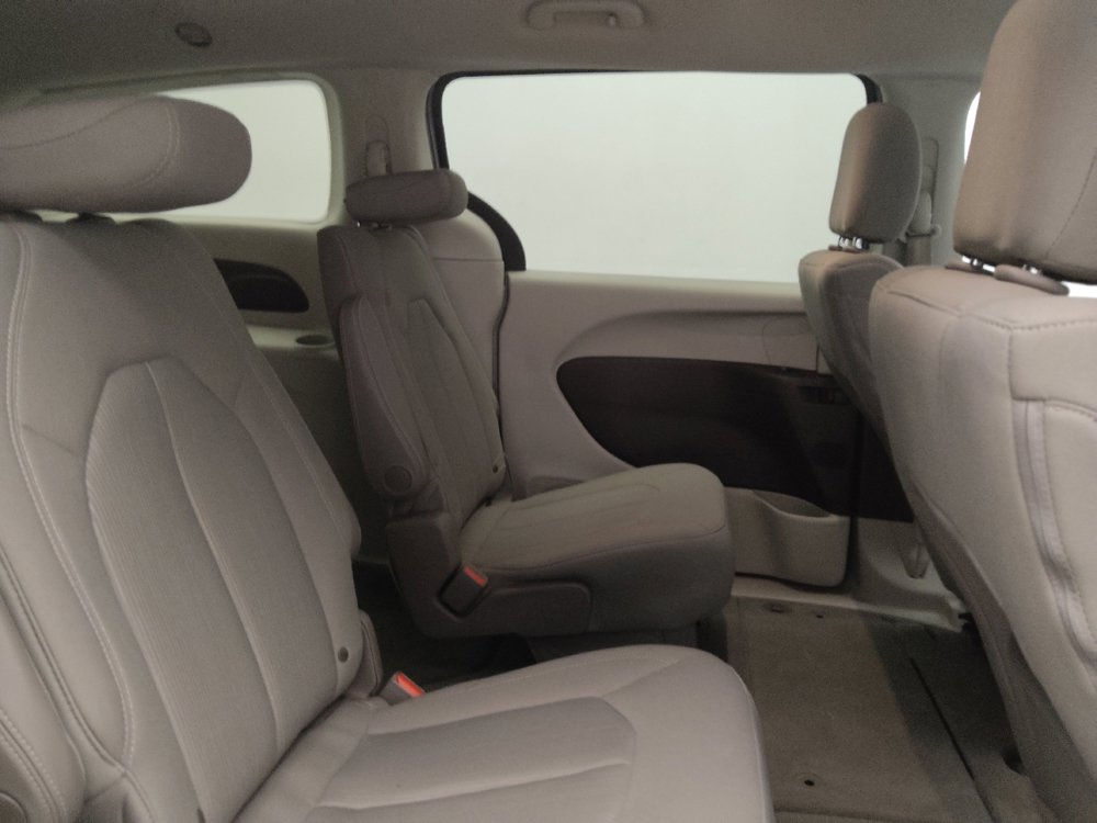 Used 2020 Chrysler Voyager LX FWD image 19