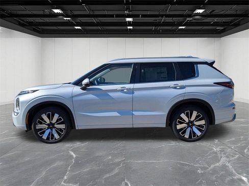 New 2025 Mitsubishi Outlander SEL image 2