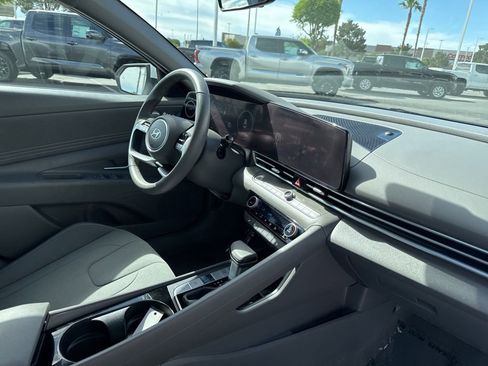 Used 2025 Hyundai Elantra SEL image 22