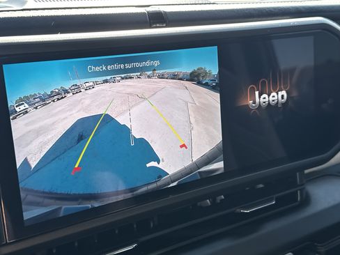 Used 2025 Jeep Wrangler Sahara image 21