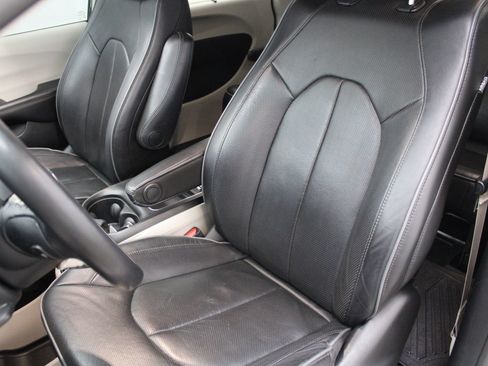 Used 2020 Chrysler Pacifica Limited FWD image 14