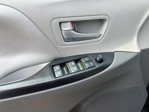 Used 2017 Toyota Sienna LE FWD image 13