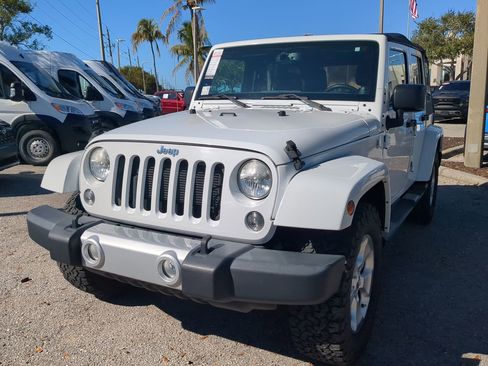 Used 2014 Jeep Wrangler Unlimited Sahara image 9