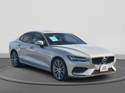 Used 2019 Volvo S60 T5 Momentum w/ Premium Package image 4