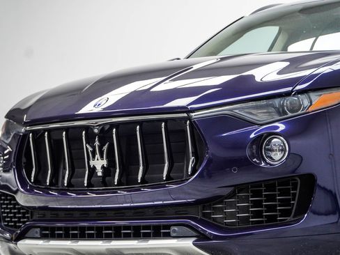 Used 2017 Maserati Levante w/ Luxury Package AWD/4WD image 2