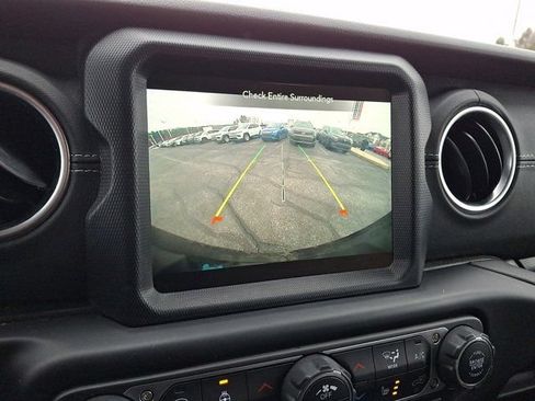 Used 2022 Jeep Wrangler Unlimited Sahara w/ Cold Weather Group AWD/4WD image 23