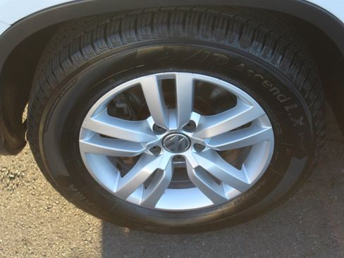 Used 2017 Volkswagen Tiguan S image 24