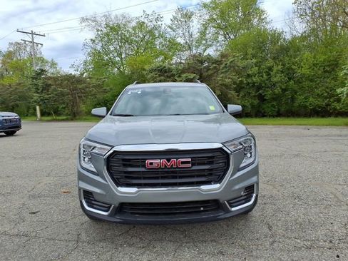 Used 2023 GMC Terrain SLE w/ Driver Convenience Package FWD image 2