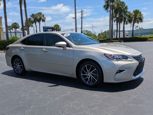 Used 2017 Lexus ES 350 w/ Luxury Package FWD image 7