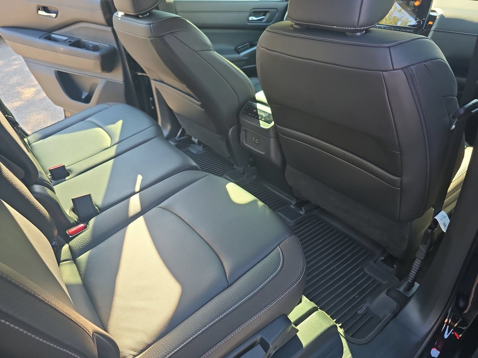 Used 2025 Nissan Pathfinder SL AWD/4WD image 11
