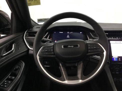 Used 2024 Jeep Grand Cherokee Limited w/ Black Appearance Package AWD/4WD image 32