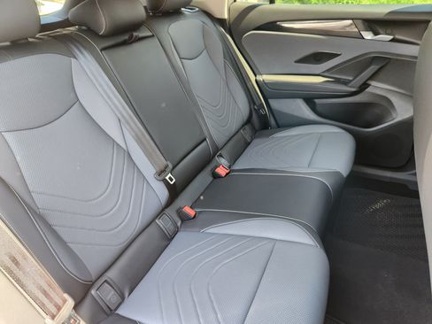Used 2025 Volkswagen Tiguan SE AWD/4WD image 15