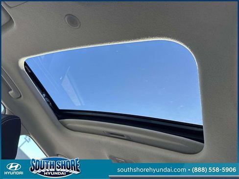 Certified 2021 Hyundai Venue SEL w/ Premium Package image 18