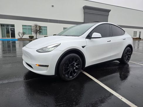 Used 2023 Tesla Model Y Long Range image 11