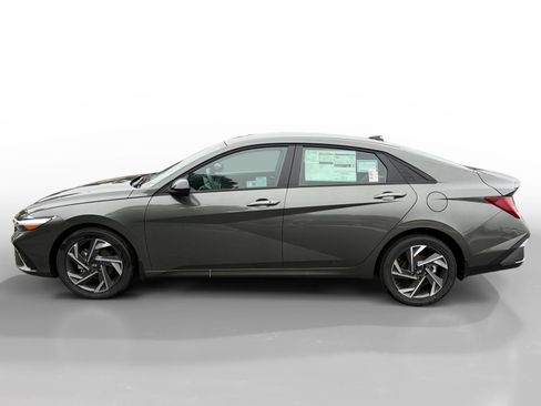 New 2025 Hyundai Elantra SEL image 2