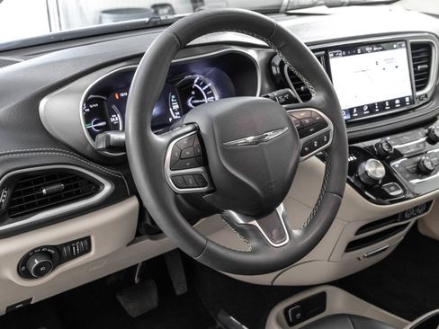 Used 2024 Chrysler Pacifica Limited FWD image 35
