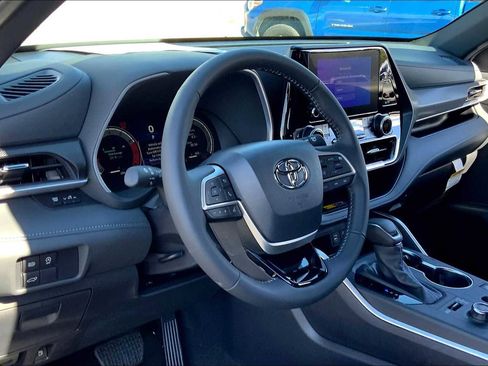 Certified 2025 Toyota Highlander XSE image 14