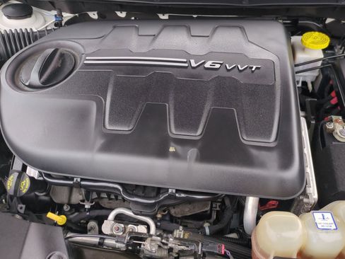 Used 2020 Jeep Cherokee Trailhawk image 25