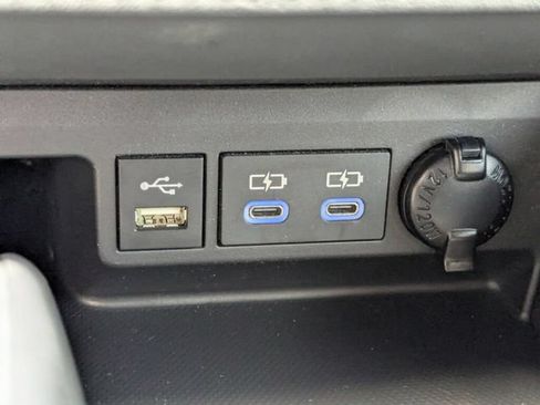 Used 2022 Toyota Highlander XLE FWD image 27