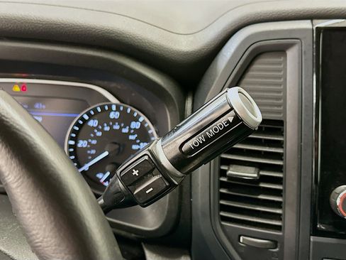 Used 2024 Nissan Titan SV w/ SV Convenience Package image 24