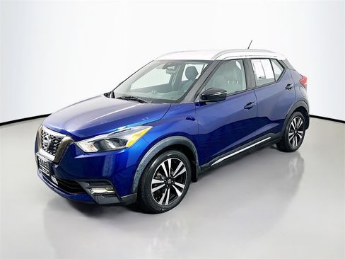 Used 2020 Nissan Kicks SR image 3