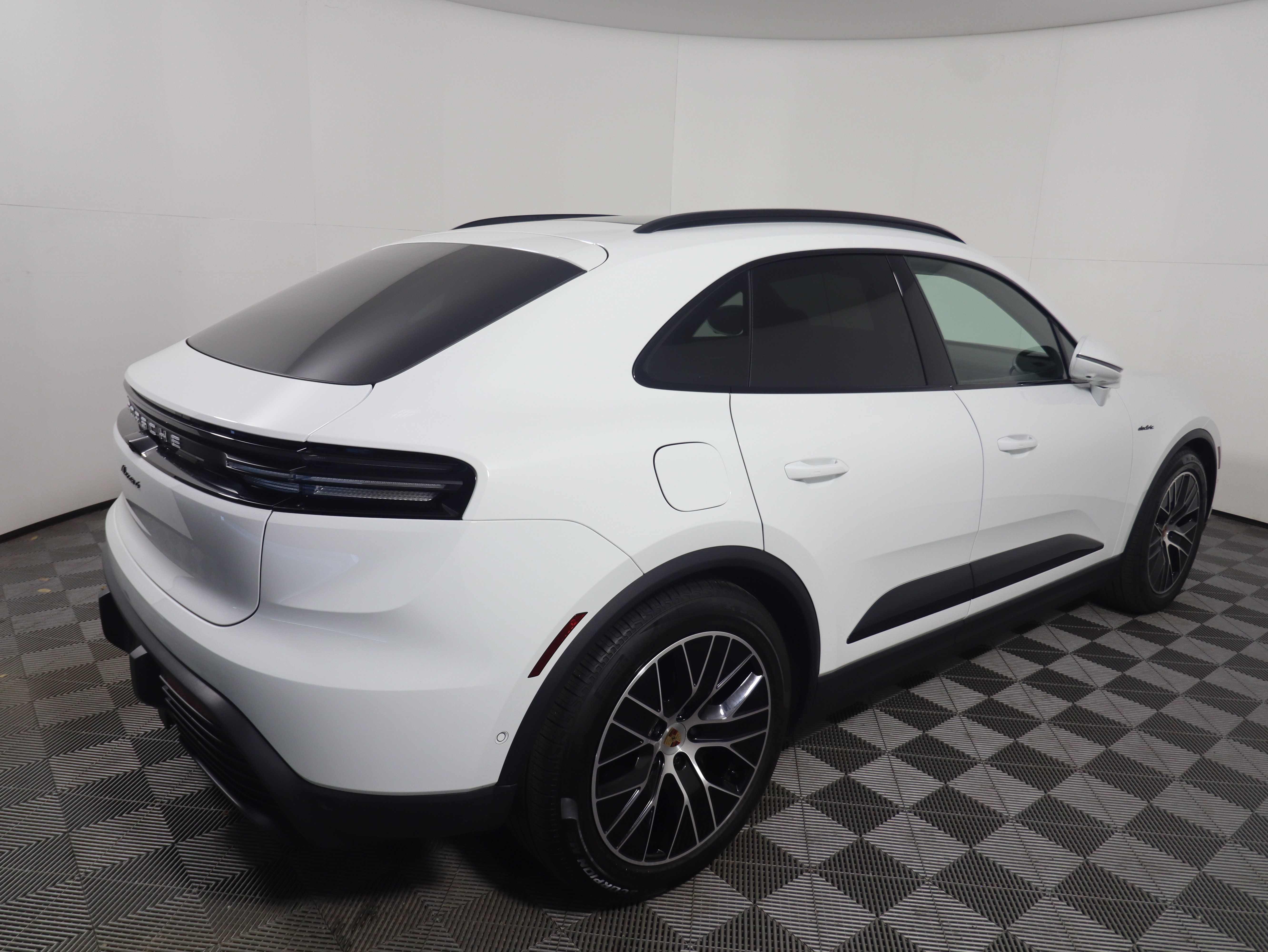 Used 2025 Porsche Macan 4 Electric AWD/4WD image 7
