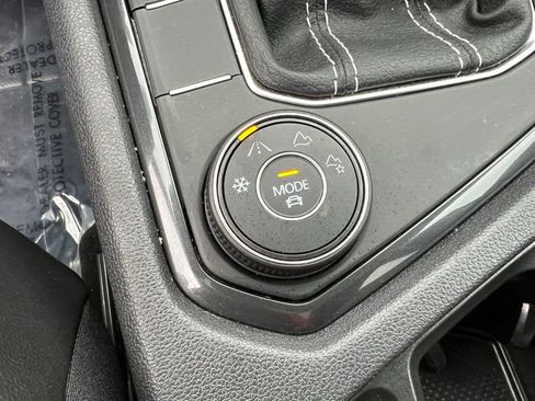 Used 2022 Volkswagen Tiguan SE w/ Panoramic Sunroof Package image 20