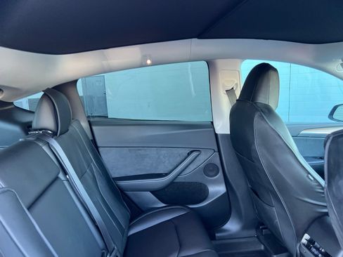 Used 2025 Tesla Model Y Long Range RWD image 18