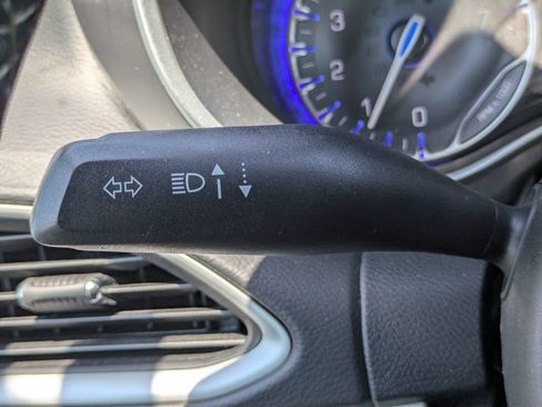 Used 2023 Chrysler Pacifica Touring-L FWD image 19