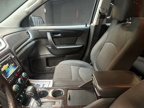 Used 2016 Chevrolet Traverse LT w/ Style and Technology Package FWD image 17