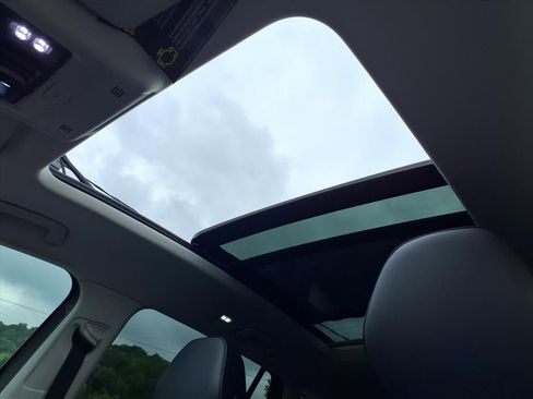 New 2025 Volkswagen Tiguan SE image 7