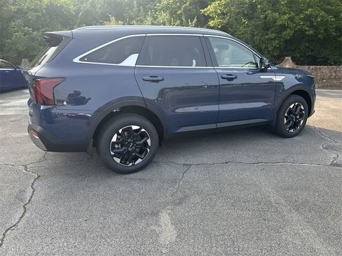New 2025 Kia Sorento S image 4