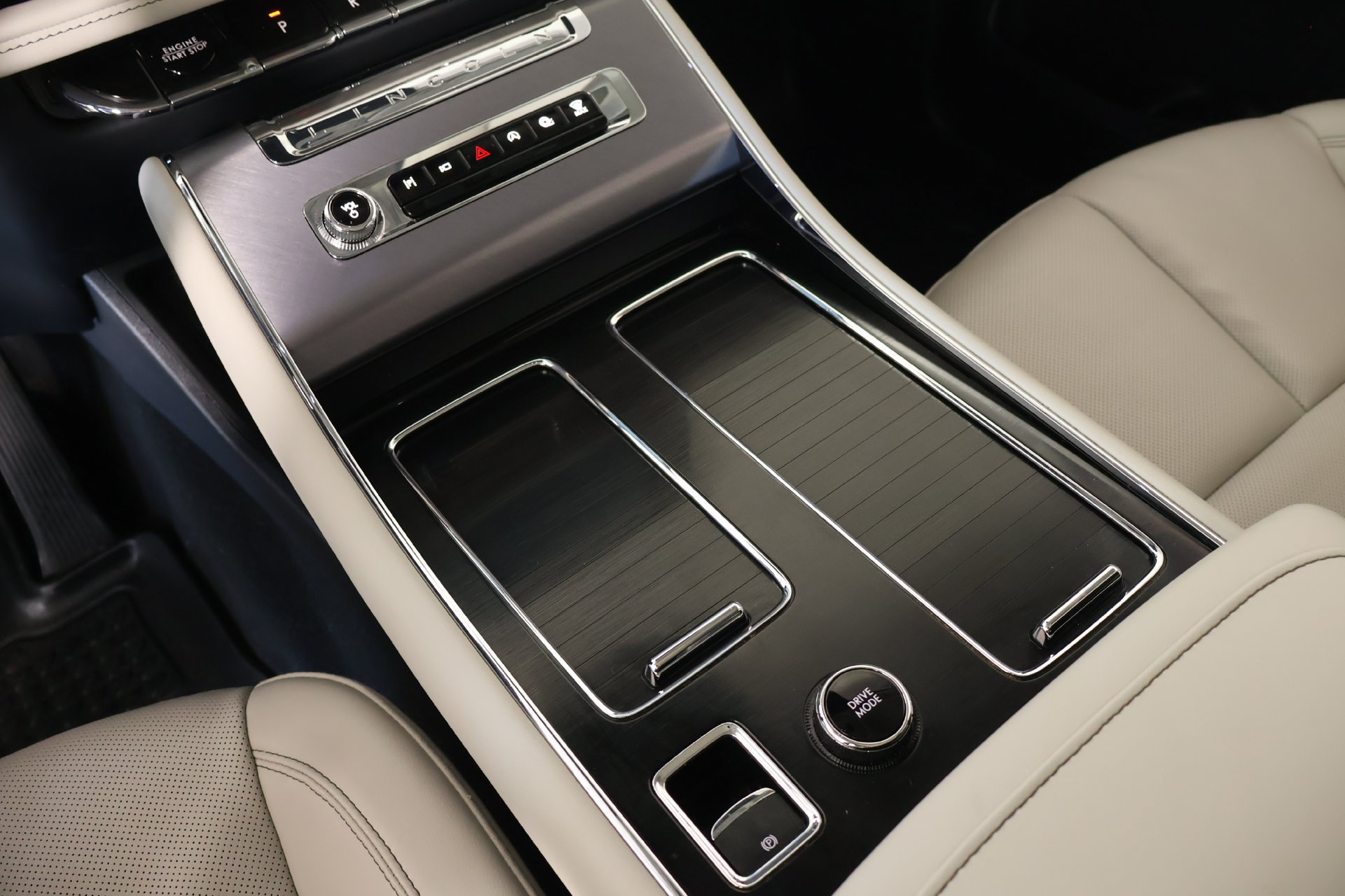Used 2025 Lincoln Aviator 2WD w/ Jet Appearance Package image 9