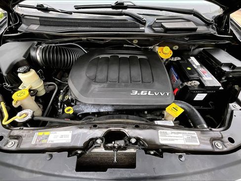 Used 2016 Chrysler Town & Country Touring image 29