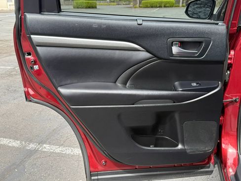 Used 2019 Toyota Highlander SE w/ Nightshade Edition image 29