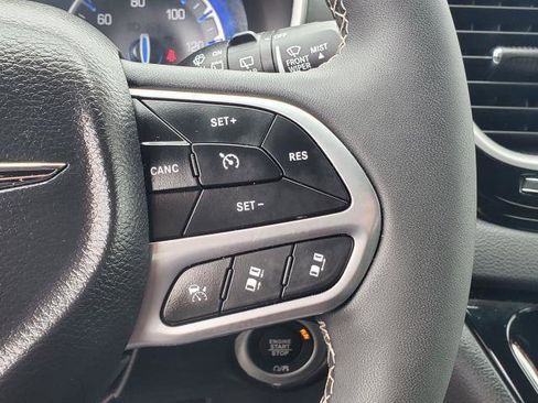 Used 2025 Chrysler Pacifica Select image 13