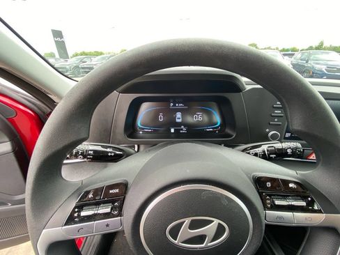 Used 2025 Hyundai Elantra SE FWD image 13
