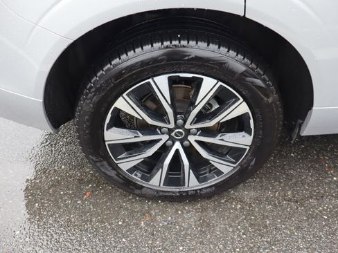 Used 2025 Volvo XC60 B5 Plus image 38