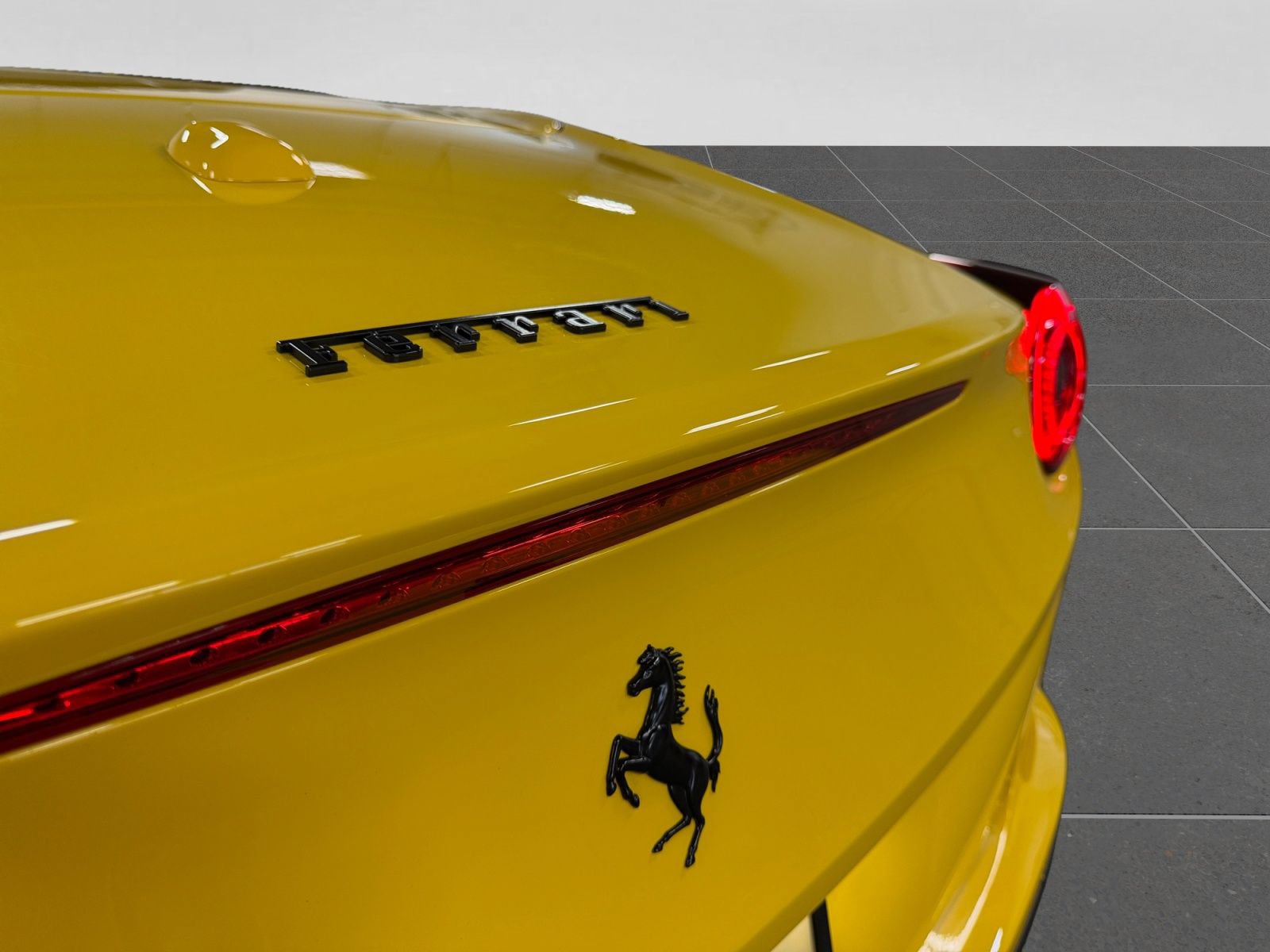 Used 2015 Ferrari California T RWD image 45