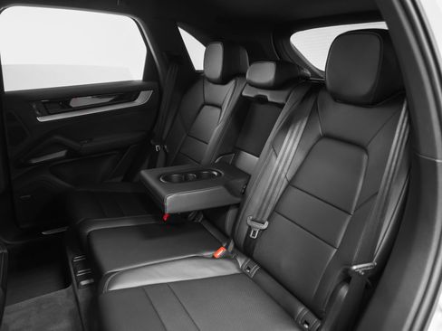 Certified 2025 Porsche Cayenne AWD/4WD image 41